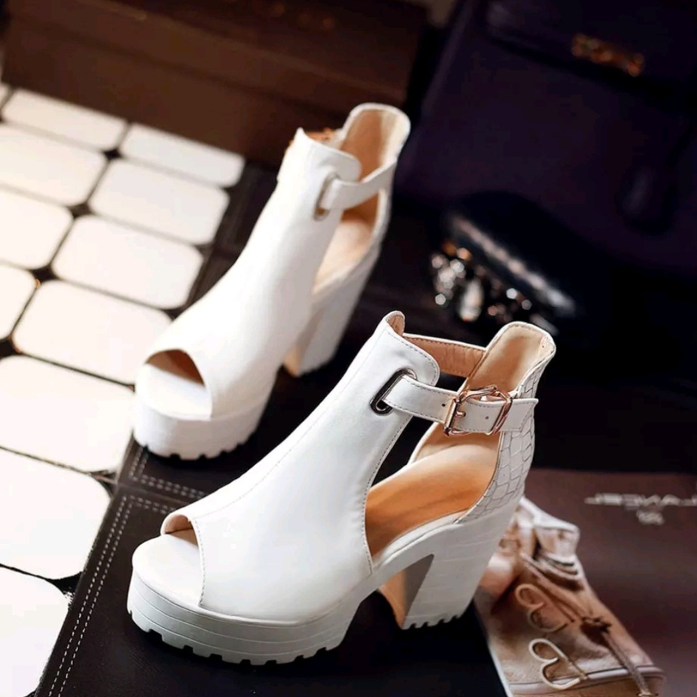 👡 SUPER Platform Peep Toe Booties 😍💎